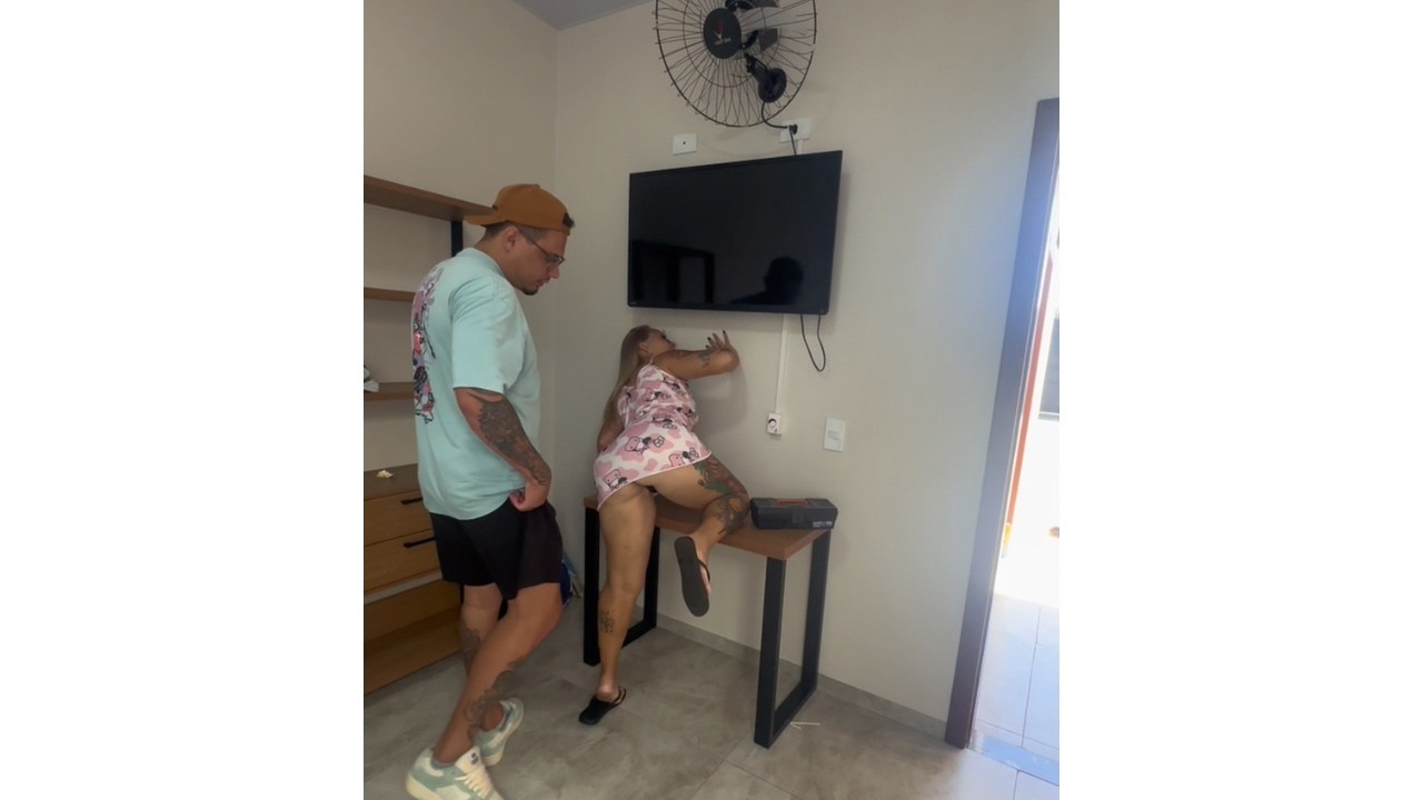 Vizinho foi arrumar a tv quebrada e ficou pra ganhar o mimo