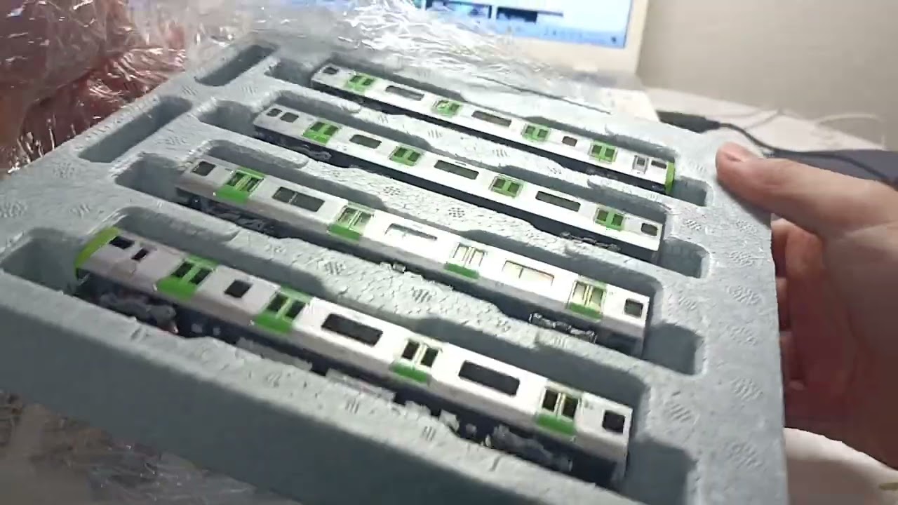 開封動画、JR西日本の323系とJR東日本のE 235系開封です