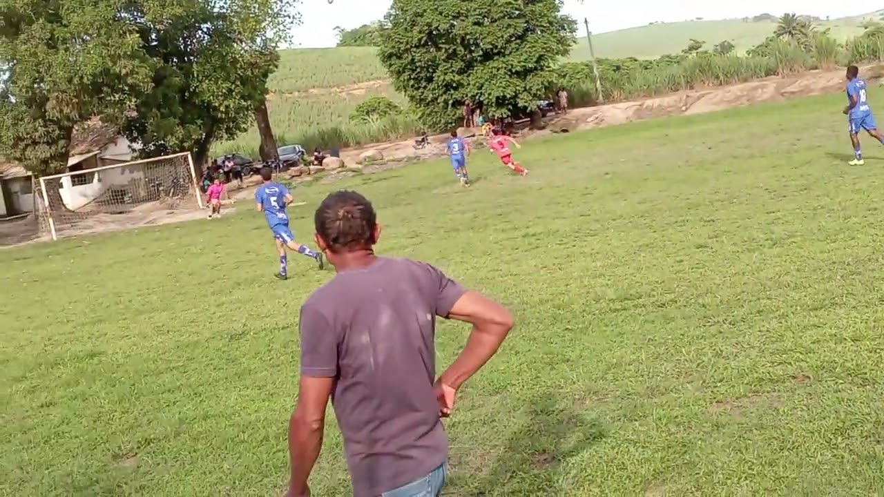 A zaga parou o atacante aproveitou