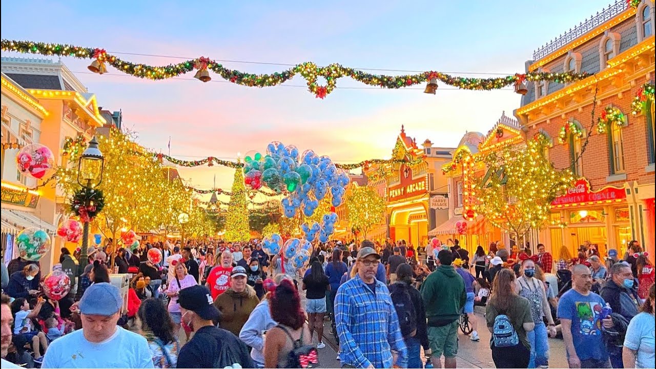 Disneyland Is So Busy! Christmas Fireworks, Rides, Shows, World Of Color, Park Updates & More