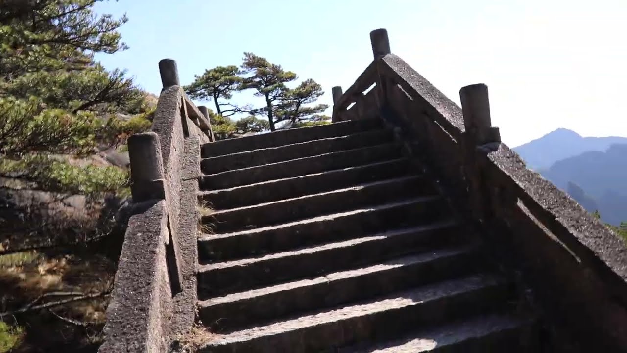 배낭을 지고 중국 황산 구석구석을 걷는다.