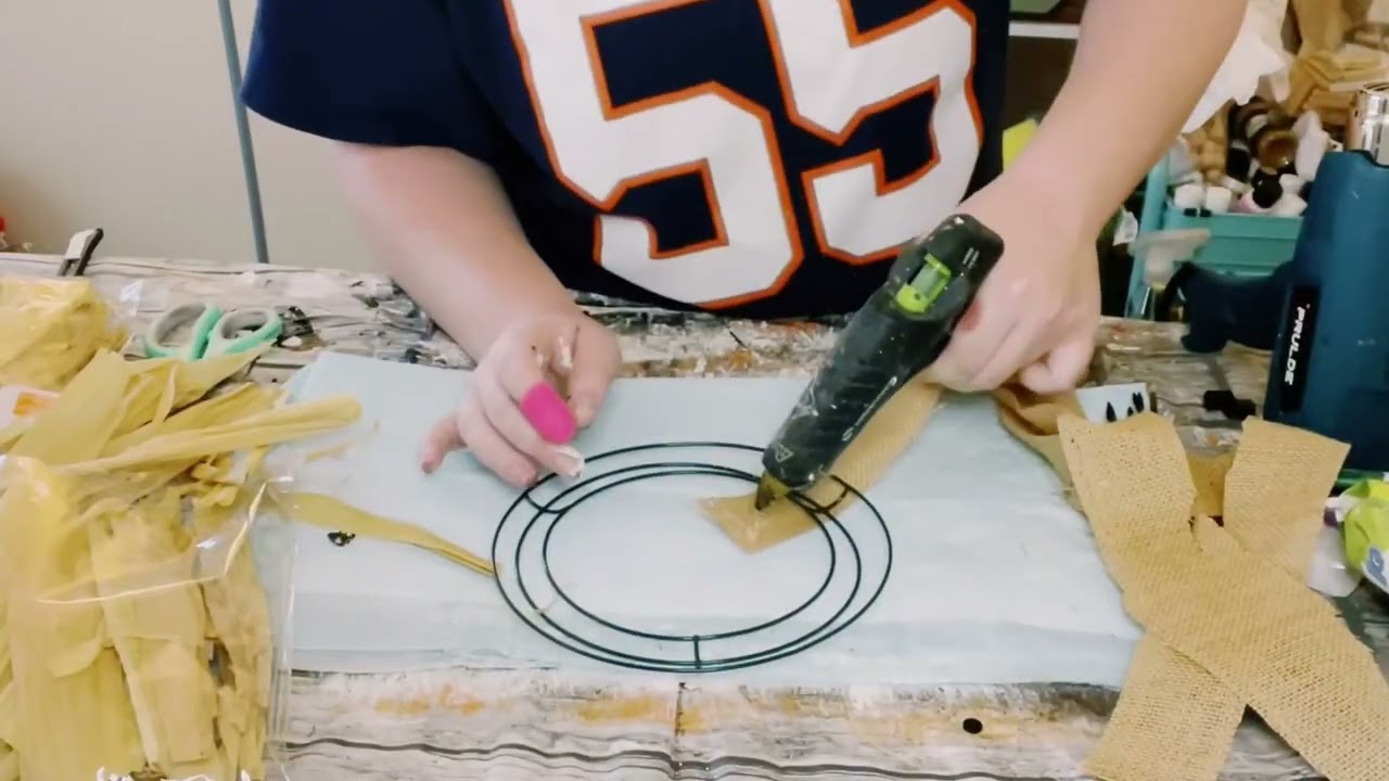 DIY corn husk wreath decor