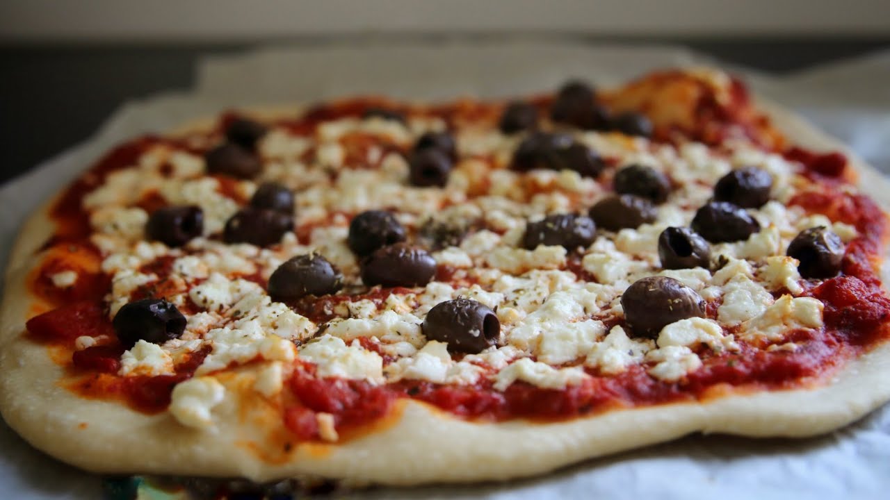 Pizza Elada cu feta, măsline și oregano