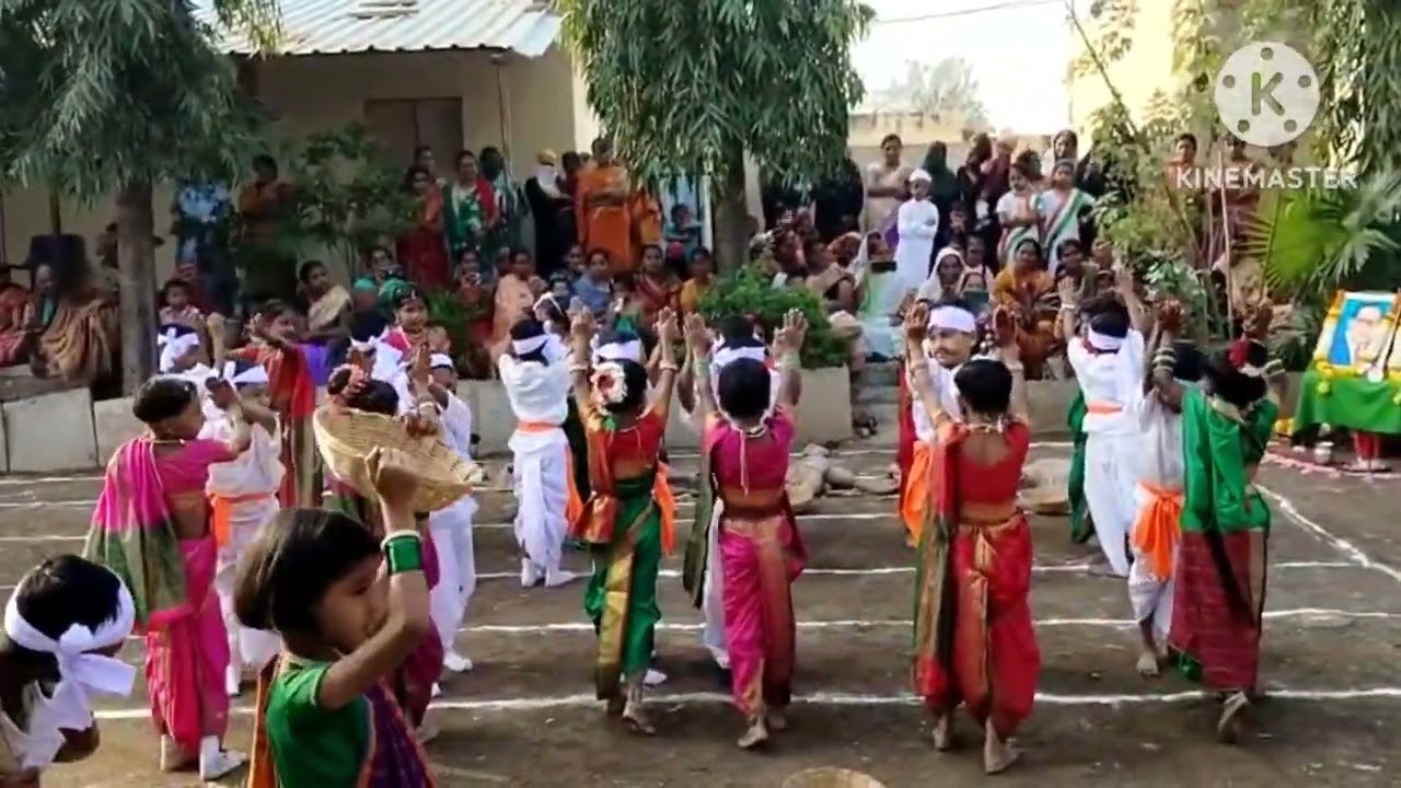 इयत्ता पहिली चे विद्यार्थी सादर करीत आहेत कुर्या चालल्या रानात शेतकरी नृत्य जि प शाळा आचेगाव