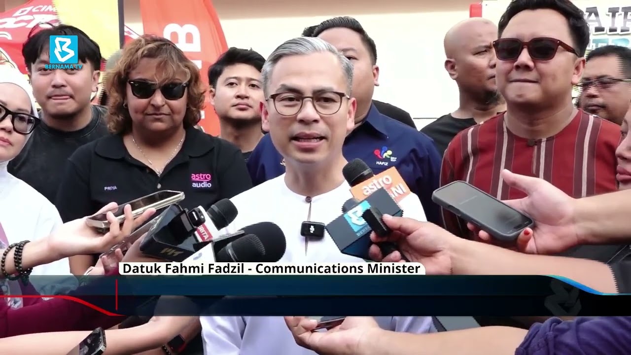 Fahmi engages community at Bangsar Ramadan bazaar, distributes bubur lambuk