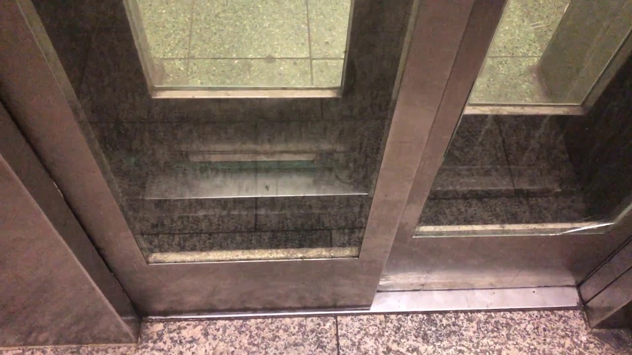 Hütter Aufzug am S+U Bahnhof Stuttgart Stadtmitte