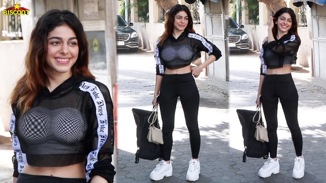 Alaia F were ALL SMILES 😍 as she was SNAPPED at the Cafe in Mumbai | BiscootTv