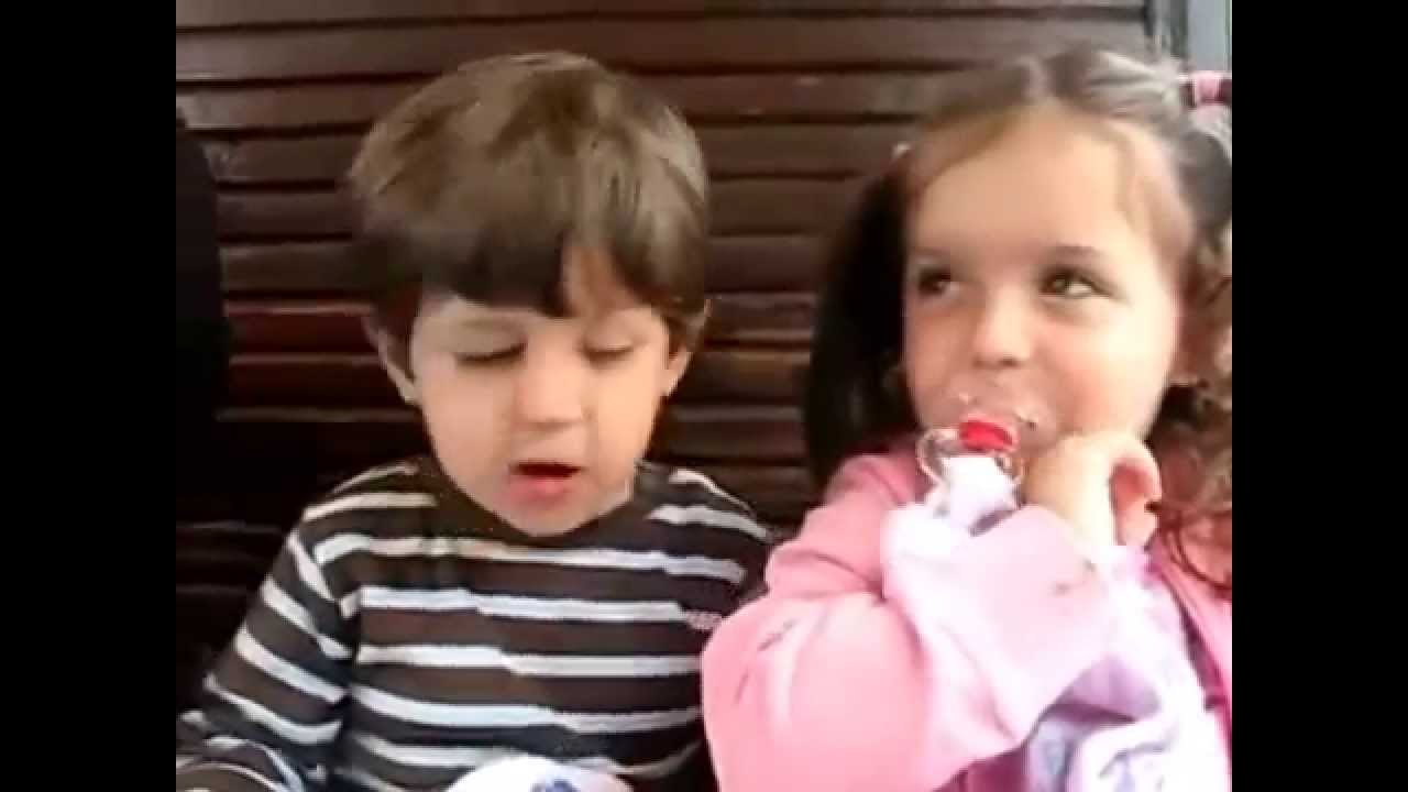 Crian&ccedil;as se Beijando