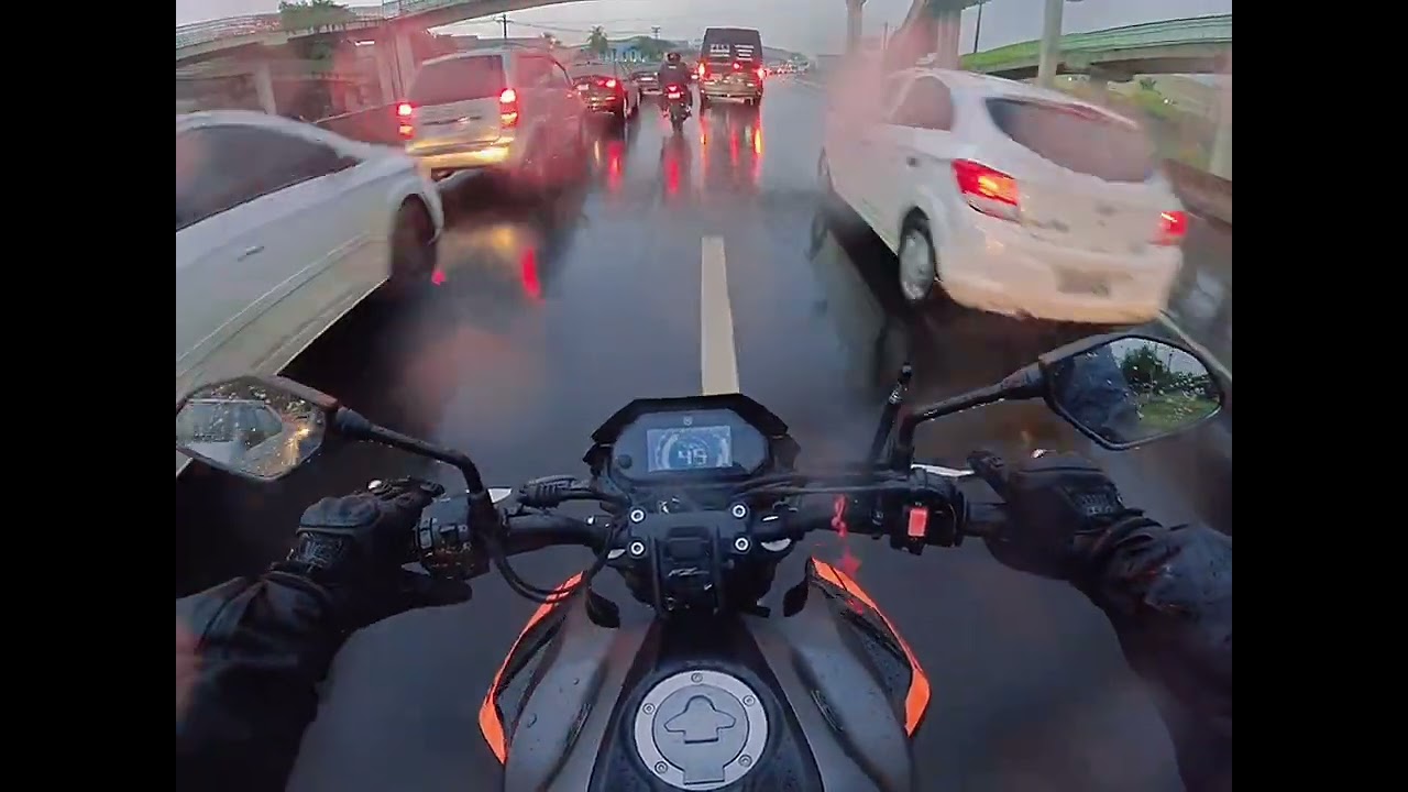 # Os perigos de pilotar moto quando está chovendo 