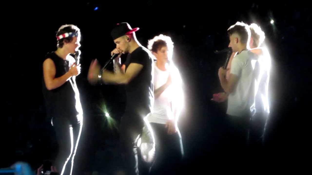 One Direction at Hershey Park - Twitter Questions (Full) and Last First Kiss (Partial)