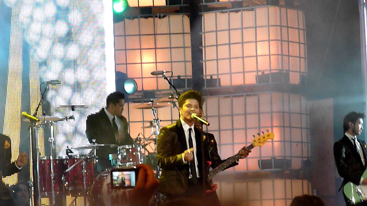 Bruno Mars - Just The Way You Are 2011 MMVA