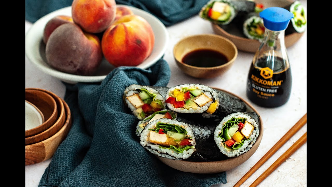 Wegańskie i bezglutenowe sushi rolls z brzoskwinią i chrupiącym tofu