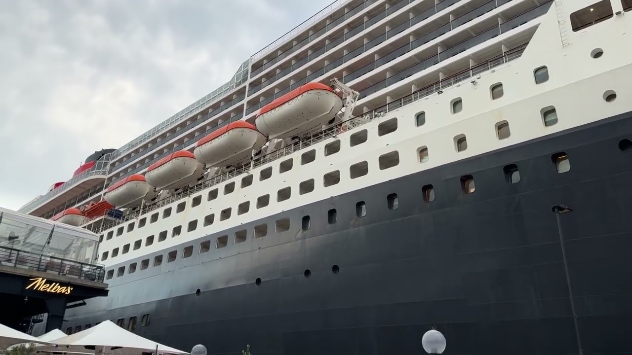 Evening walk @ Sydney Circular Quay and spot my dream cruise - Queen Mary 2!