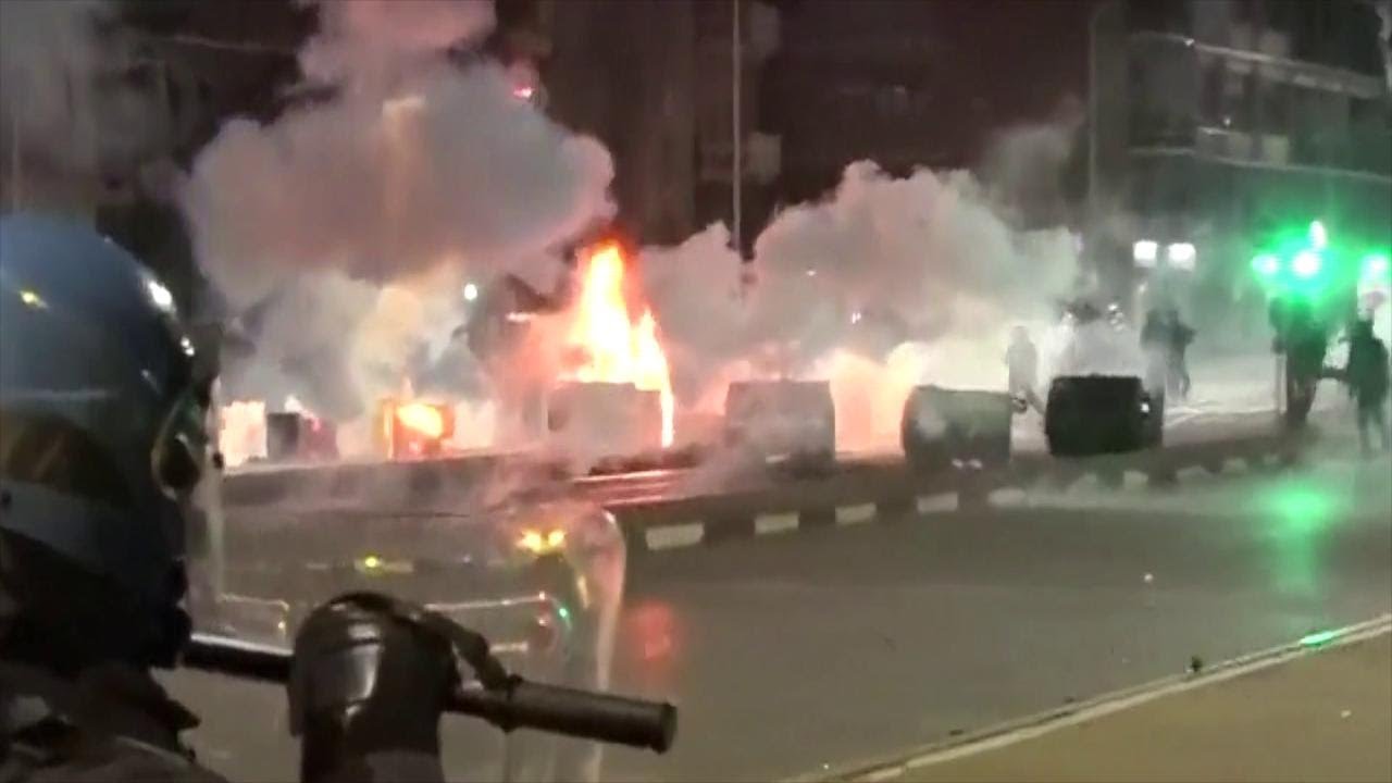 Sgombero Asilo a Torino, scontri tra centri sociali e polizia: è guerriglia urbana in città