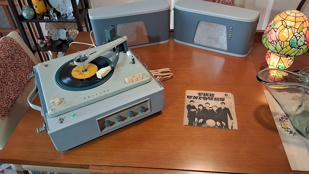 The Uniques on my PHILIPS stereo tube record player(see lyrics)