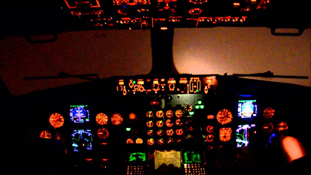 Boeing 737-500 cockpit.Night ILS RW19 landing at VKO