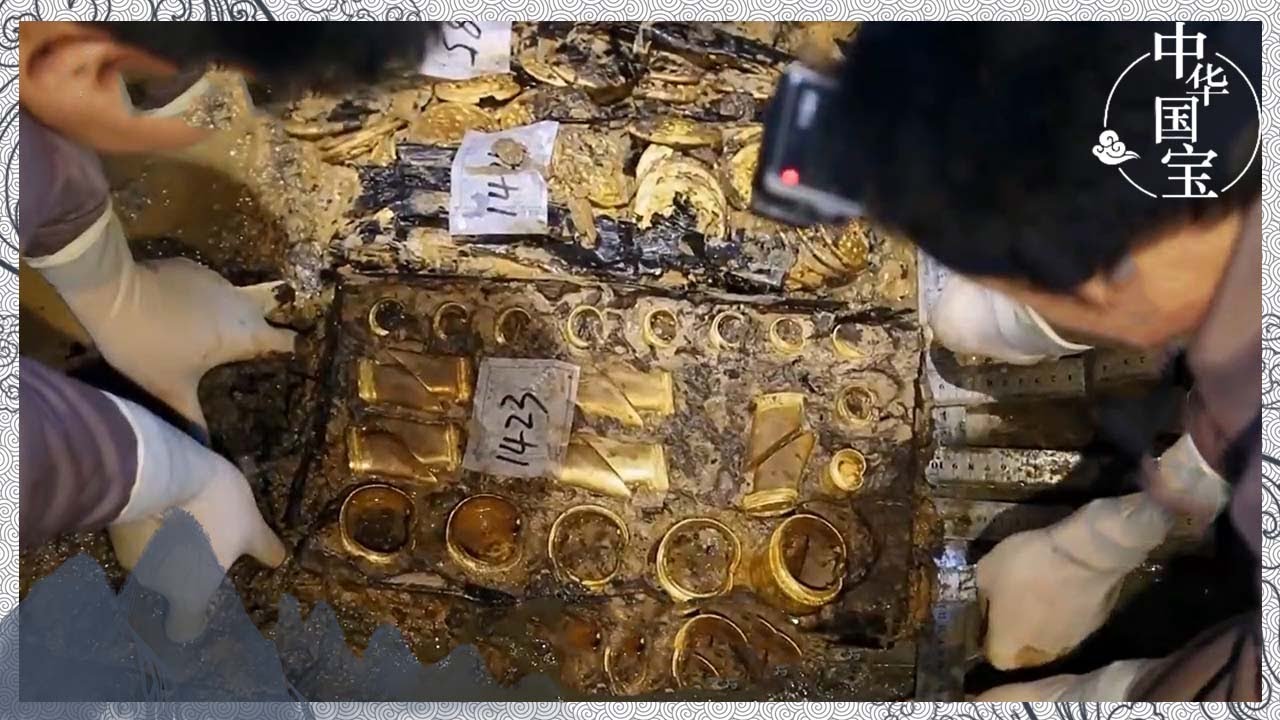 内棺的珍贵随葬品让考古队员眼前一亮——海昏侯大墓考古发掘现场《考古进行时》| 中华国宝