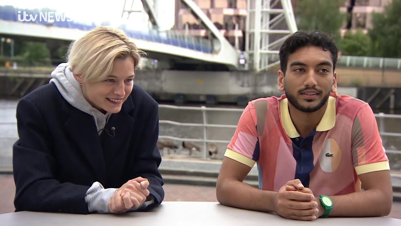 Emma Corrin fala sobre a visibilidade queer durante entrevista com Nabhaan Rizwan