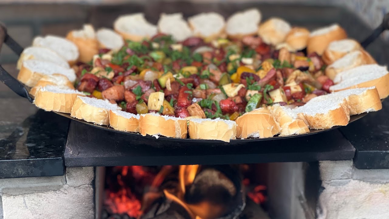 Entrevero no disco de arado e fogão a lenha