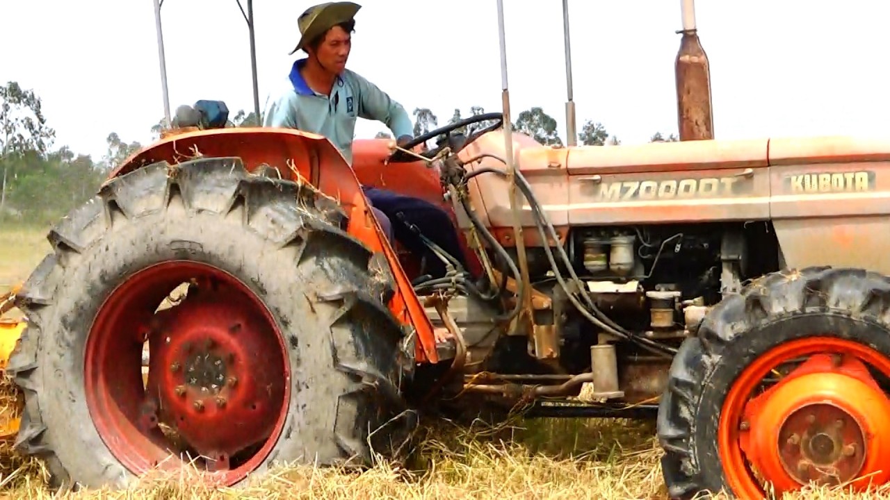 Máy cày khủng Kubota M7000 cắt gốc rạ như bay
