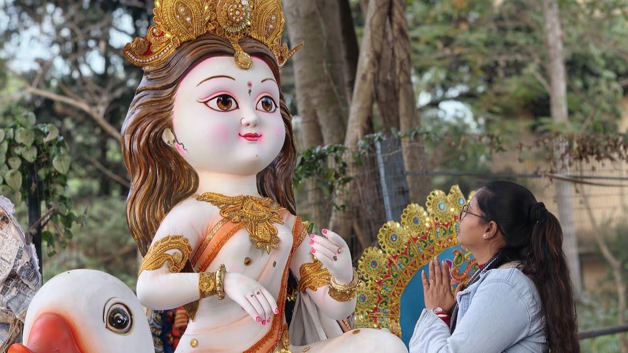 মা আমাদের বিদ্যার দেবী 😔🙏 কিন্তু তার পরিস্থিতি এমন কেন 😔🙏
