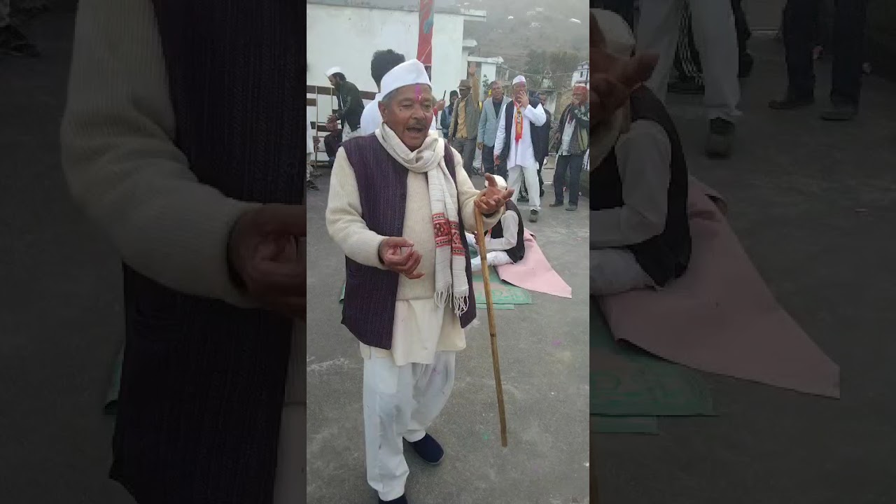 पहाड़ी खड़ी होली का आनन्द लेते हुए