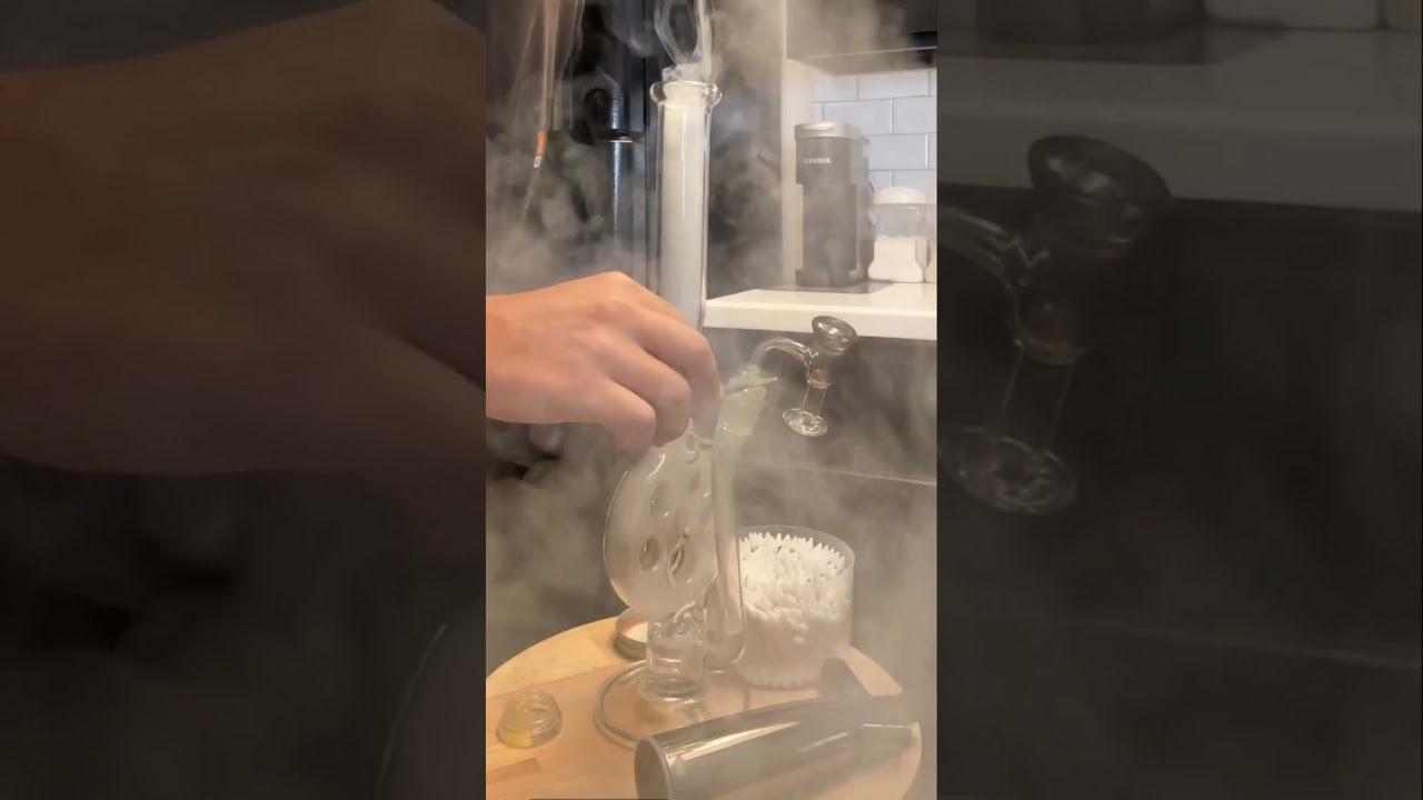 Dabs out the Swiss!?!?!?!? #hash #concentrate #swiss #headyglass