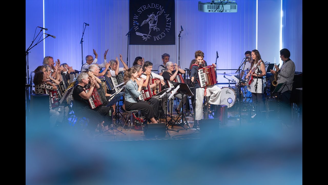 GROSSMÜTTERCHEN HATZ & LAIEN-AKKORDEON-ENSEMBLE WALLETSCHEK