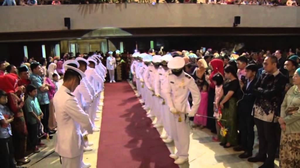 Pedang Pora Rapling (terjun) Kapten Marinir Dian M dan Riri 2014