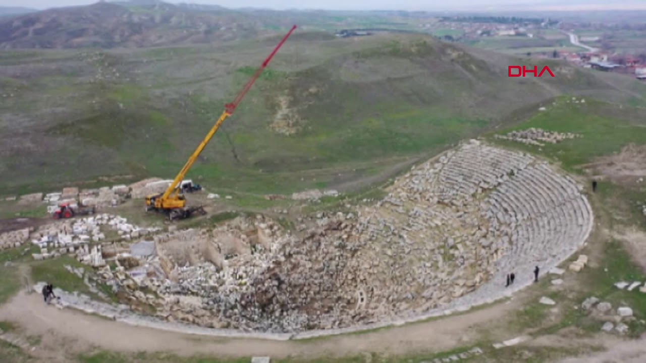 Laodikya'daki antik tiyatroda önce restorasyon sonra etkinlik