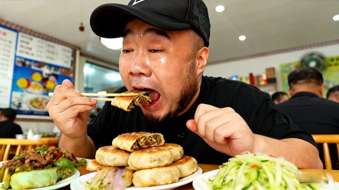 不到12点没空位了，村口偶遇宝藏小店，门钉肉饼香到舔盘，实惠又好吃！