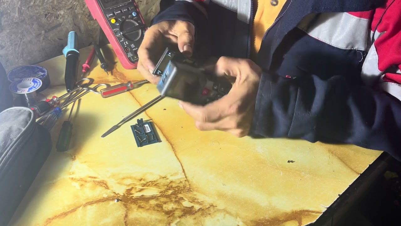 Reparando un medidor de distancia Bosch GLM50c no enciende