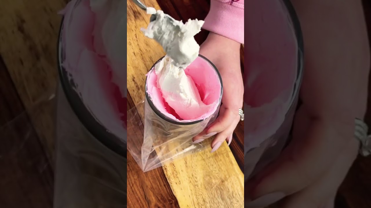 Готовим двухцветные кексы с розами 🧁 #выпечка #кексы #глазурькексы