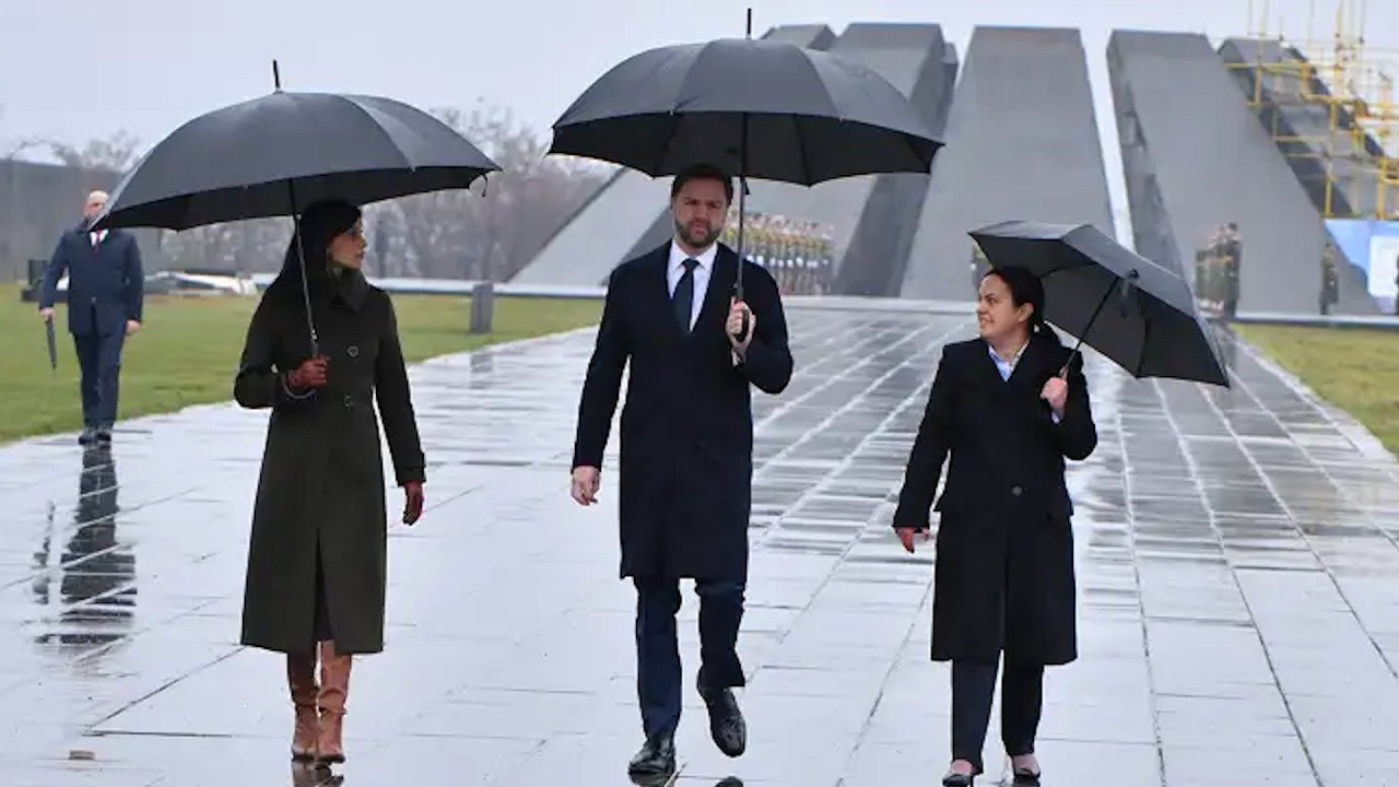 Ինչ գիրք է նվիրել Էդիտա Գզոյանը Վենսին, որ այդքան զայրացրել էր Փաշինյանին