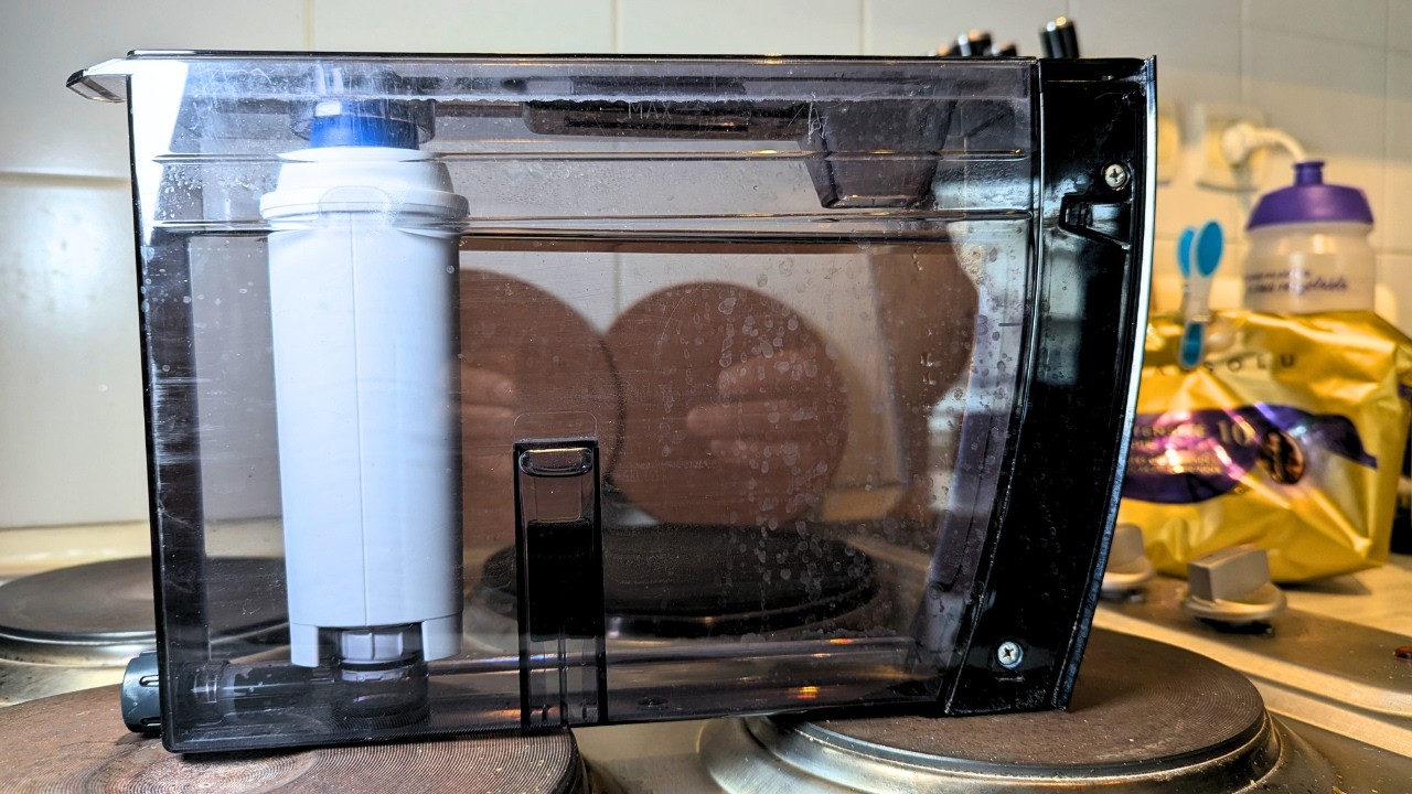 Filtre eau Delonghi : à quoi ça sert et comment l’installer correctement