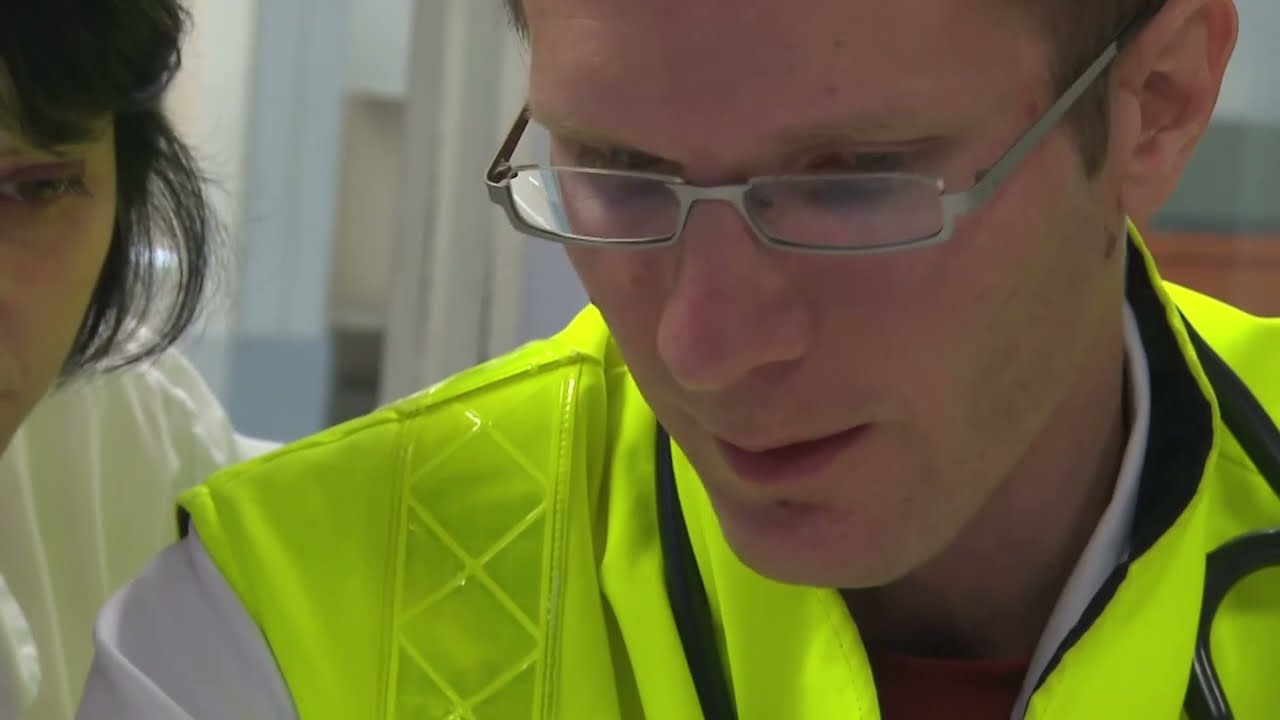 Un homme fait un arrêt cardiaque au bord de la route...