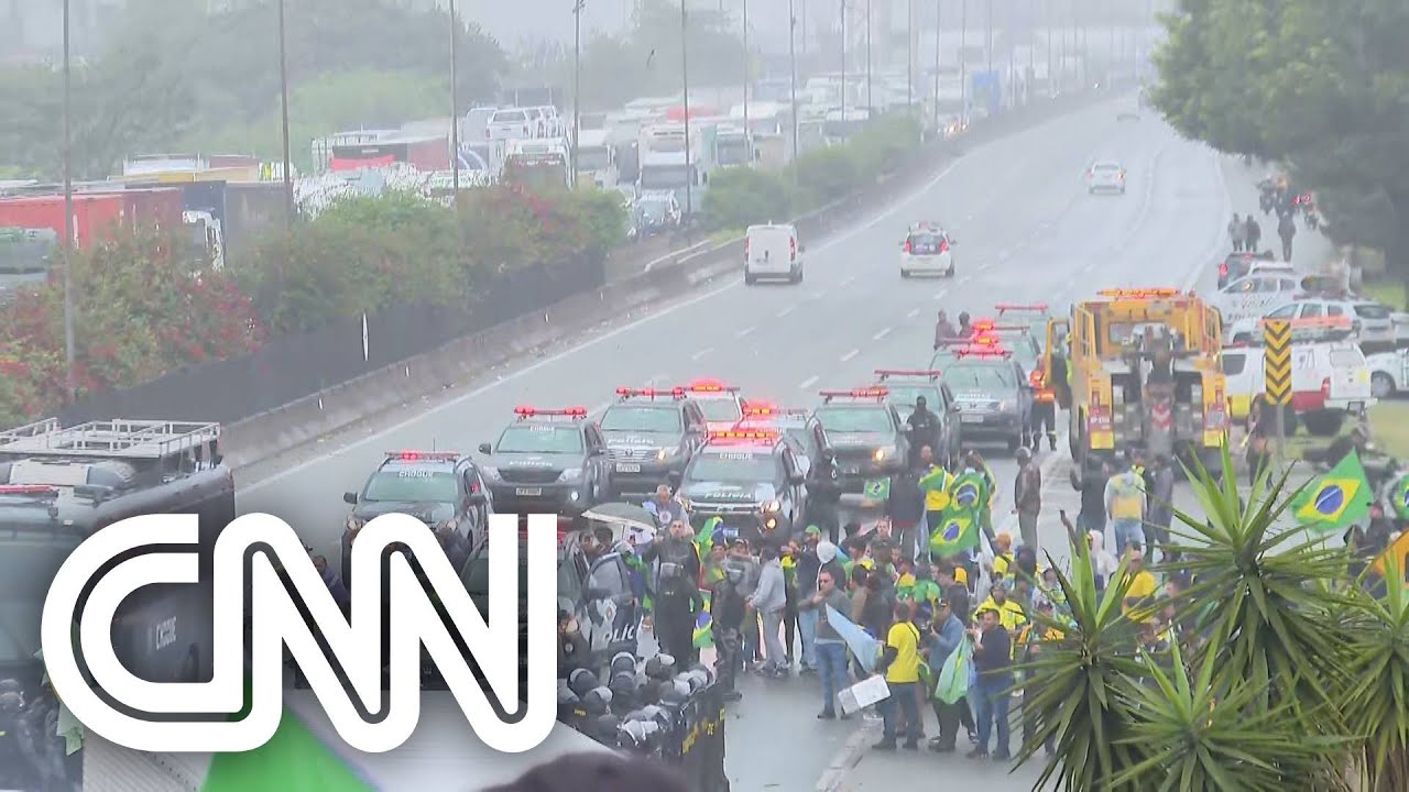 Tropa de Choque atua para desobstruir rodovias de São Paulo | LIVE CNN