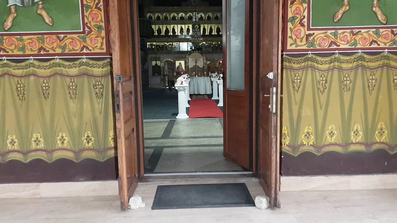 Decor Stalpisori şi Covor Roşu interior Biserica pt Slujba Religioasa