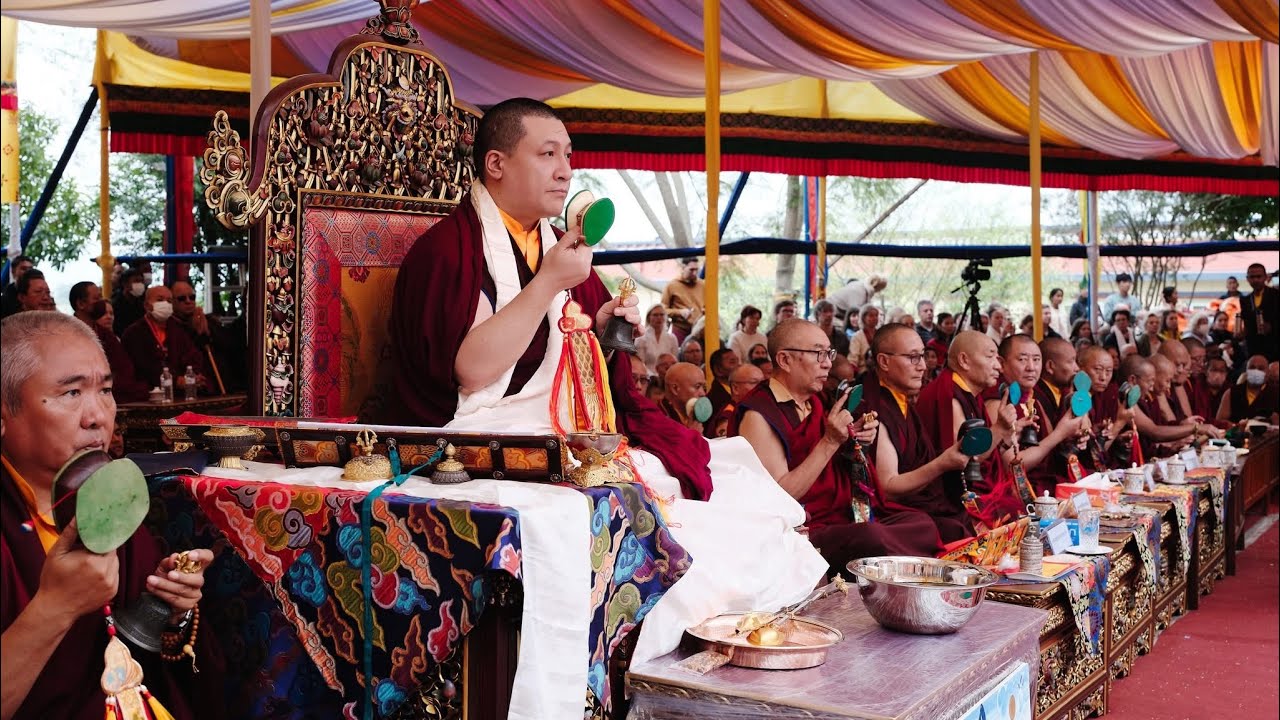 Karmapa leads final rites for Sherab Gyaltsen Rinpoche.