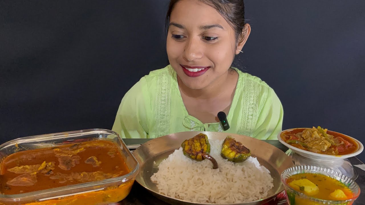 Eating,Rice,BegunBhaja,MachBhapa,MateeAalluBodiDiaTarkari,And Spicy EggOmeletteCurry🥵🤤