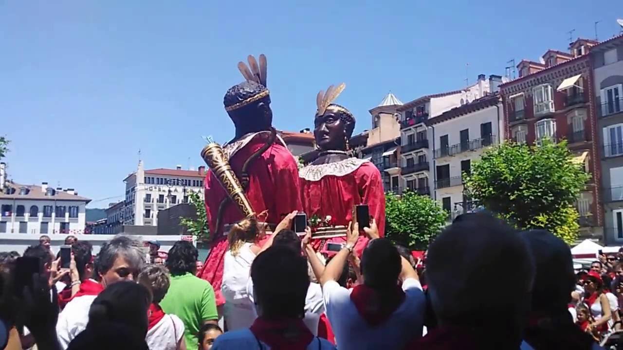 Gigantes de Pamplona bailando batucada. San Fermín 2016. Toko Toko y Braulia