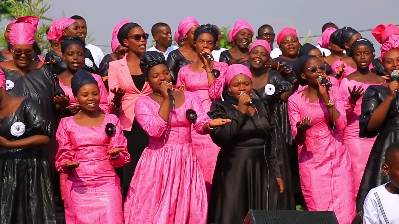 mumajwi meza lahayiroyi choir baturirimbiye  turafashwa Imana ibahe umugisha