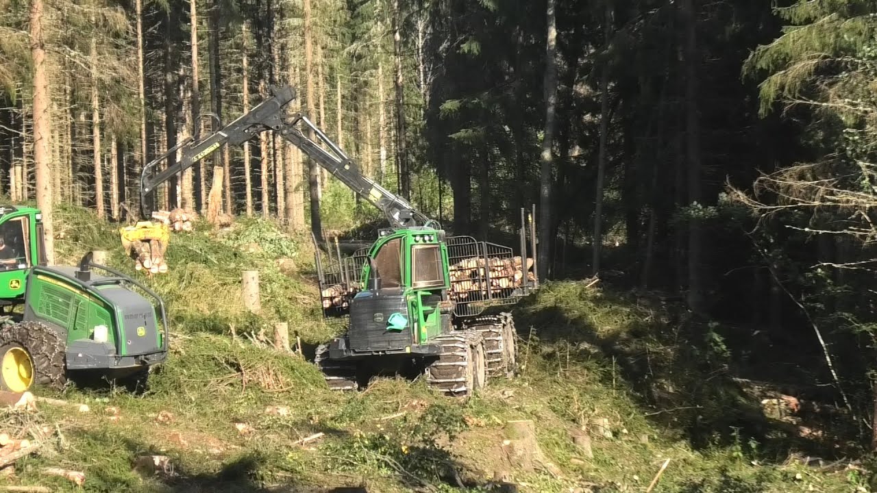 John Deere 1910G Loading