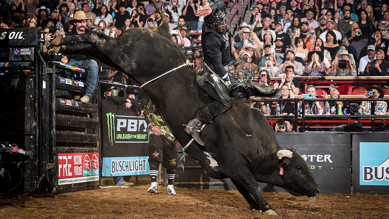 90-POINT RIDE: Keyshawn Whitehorse rides Magic Hunter for 90.15 points | PBR UTB Highlight
