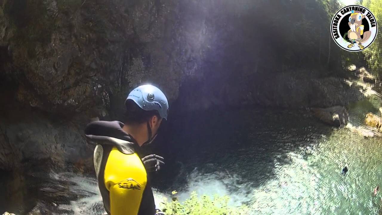 Salto 10m. Garganta ORDISO. Canyoning high JUMP over the river. ORDESA, Bujaruelo.