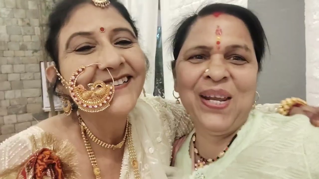 रात हो गई है सडकें खराब है। पर इतनी रात को कहाँ से आ रहीं हूँ मैं। 😮‍💨😮‍💨😮‍💨😮‍💨