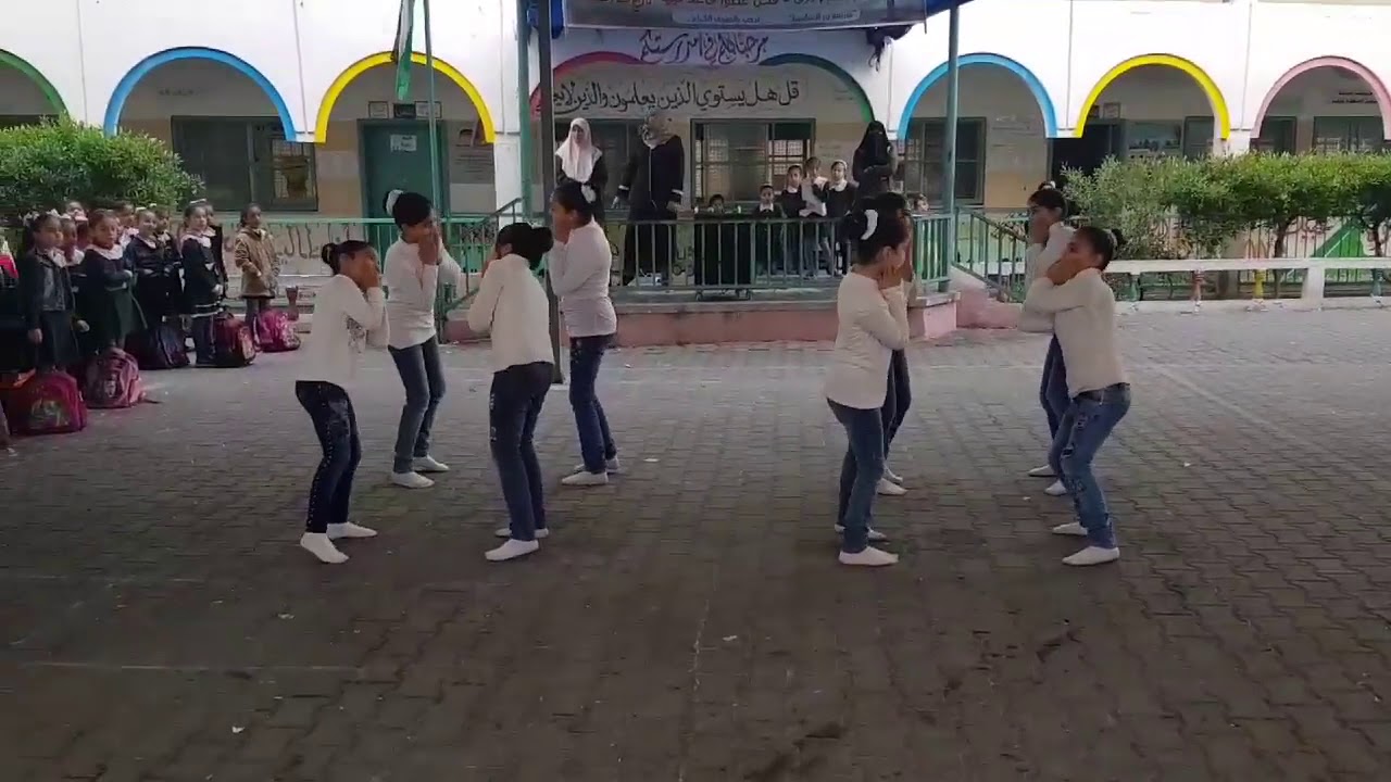 استعراض العلم طريق للجنة تدريب المعلمة ايمان علي