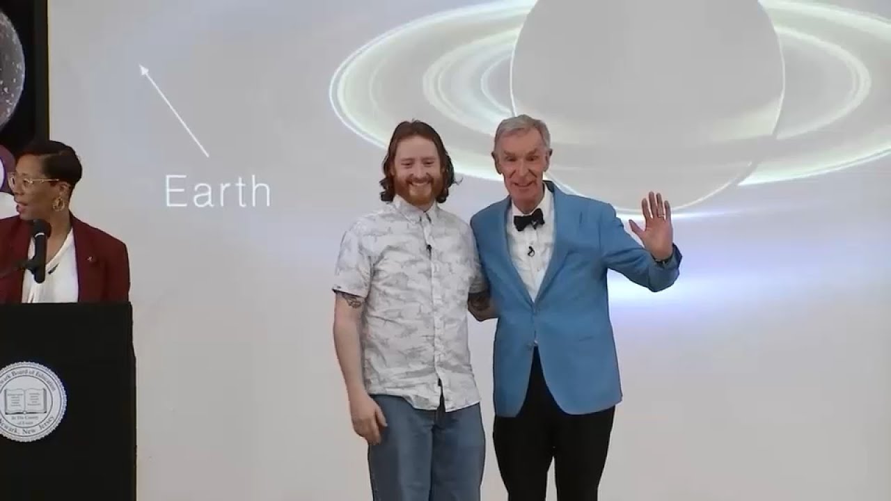 Bill Nye the Science Guy helps honor 'America's Favorite Teacher'