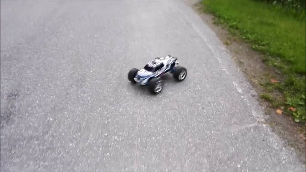 Traxxas Emaxx brushed topspeed test  and drifting onroad