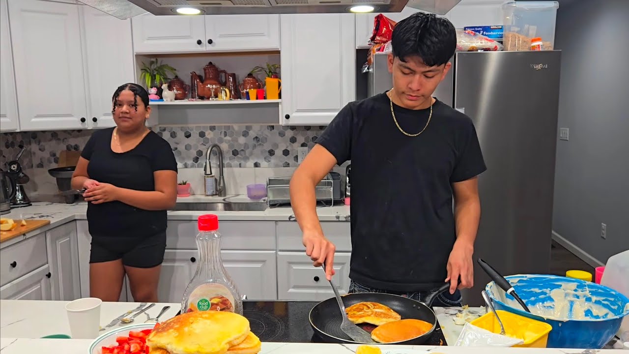 Mi hermana y yo hacemos pancakes para desayunar y asi nos salieron 